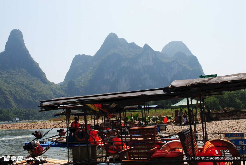 漓江游船赏山水风光