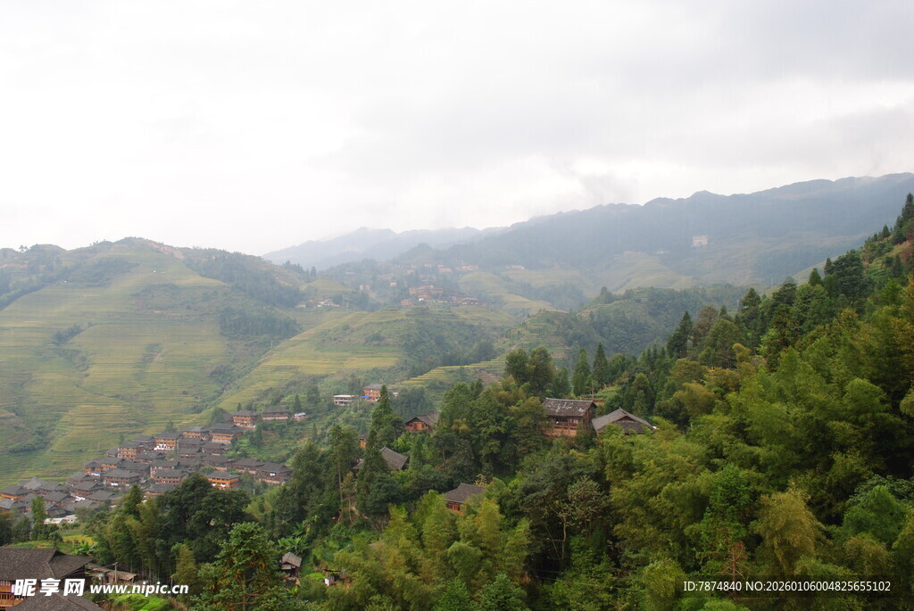 山间村落 绿意盎然的景致