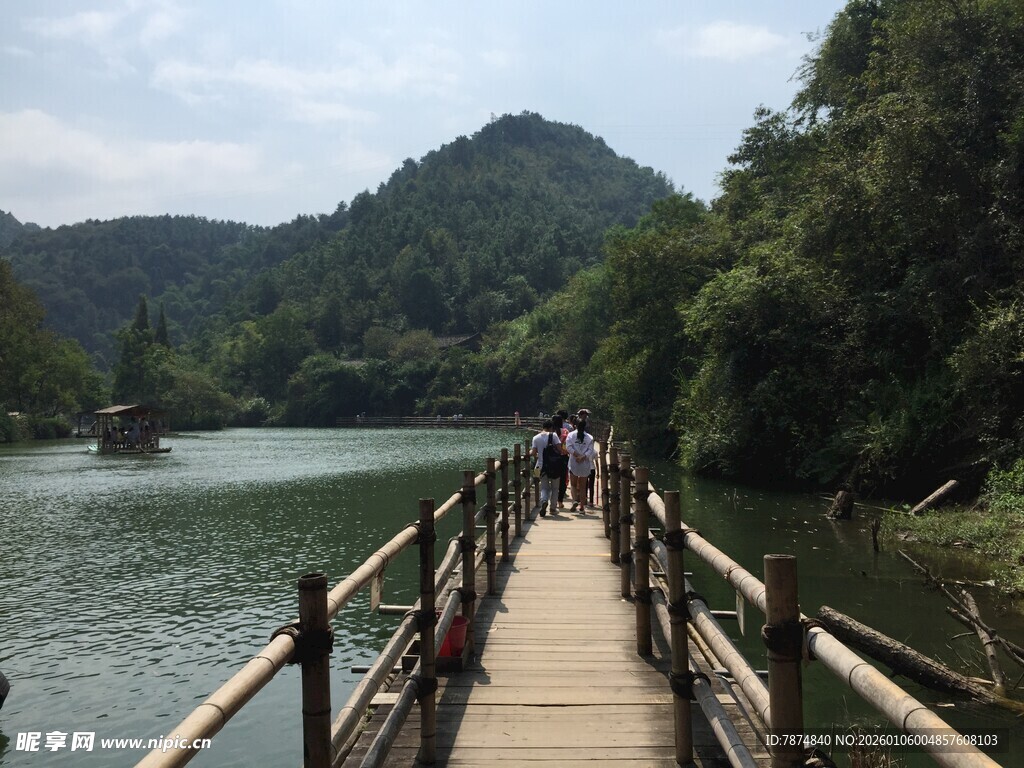 漫步湖上木桥赏山水风光