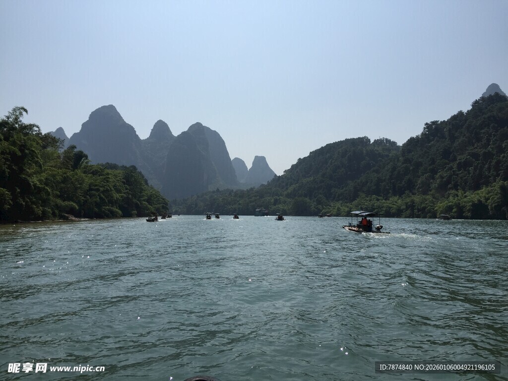 漓江山水间的悠然竹筏行