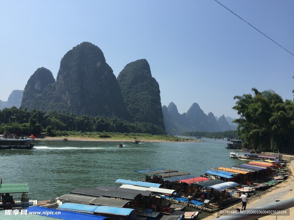 漓江畔的多彩船只与青山