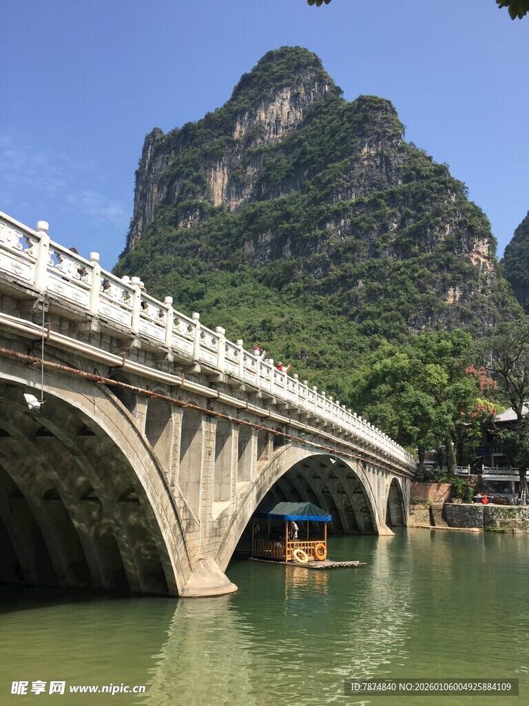 桂林山水间的石拱桥
