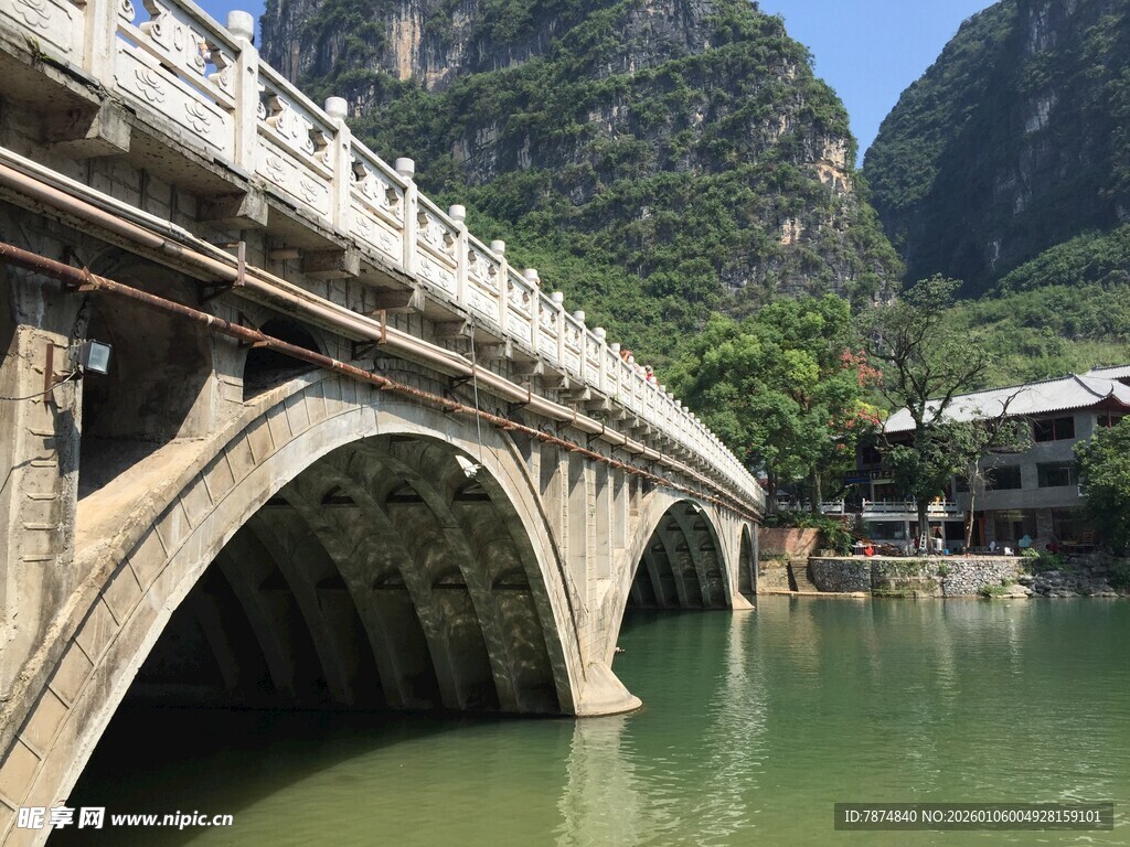 山水间的古朴石拱桥