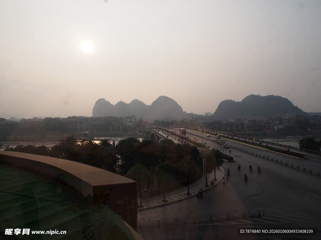黄昏下的山水公路美景