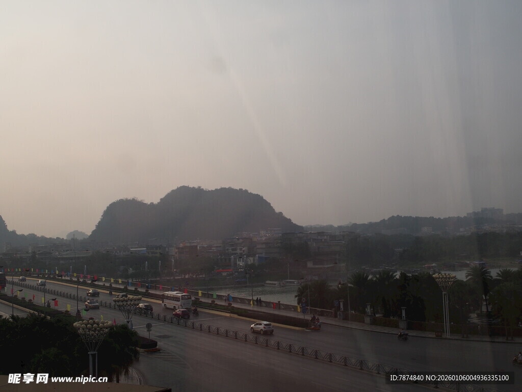 远山近景的城市风光