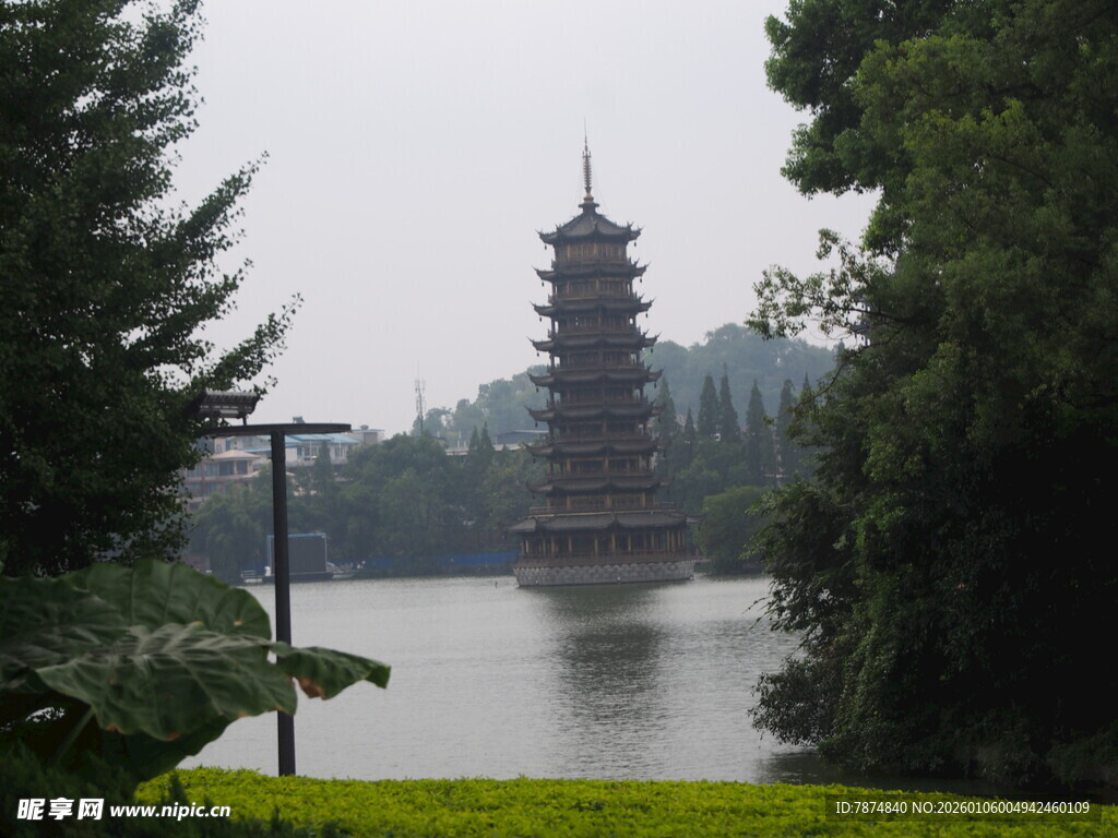 湖畔古塔风景图