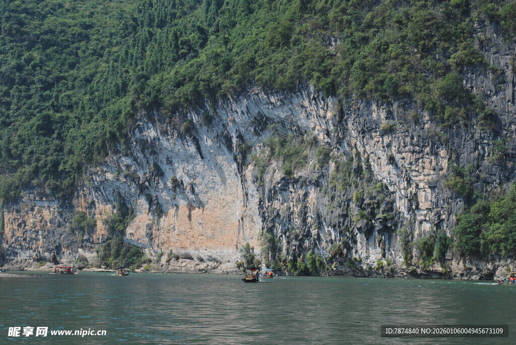 山水相依的壮丽江景