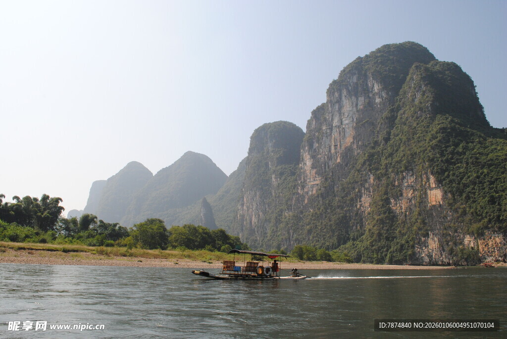 漓江山水间的竹筏漂流