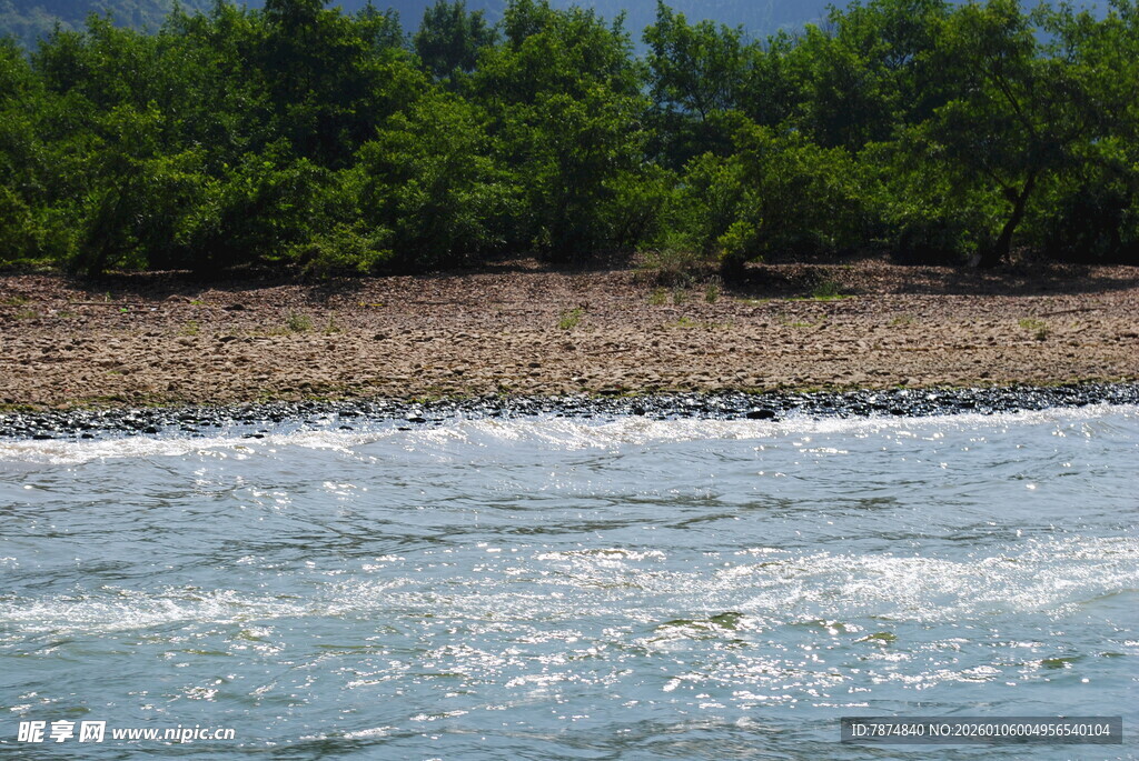 海边景致 浪花拍岸绿树旁
