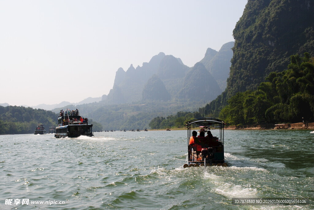 漓江游船赏山水风光
