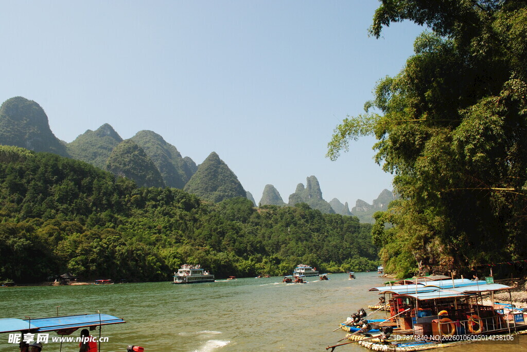 漓江山水间的游船美景