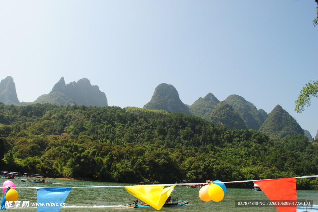 漓江山水间的多彩浮标