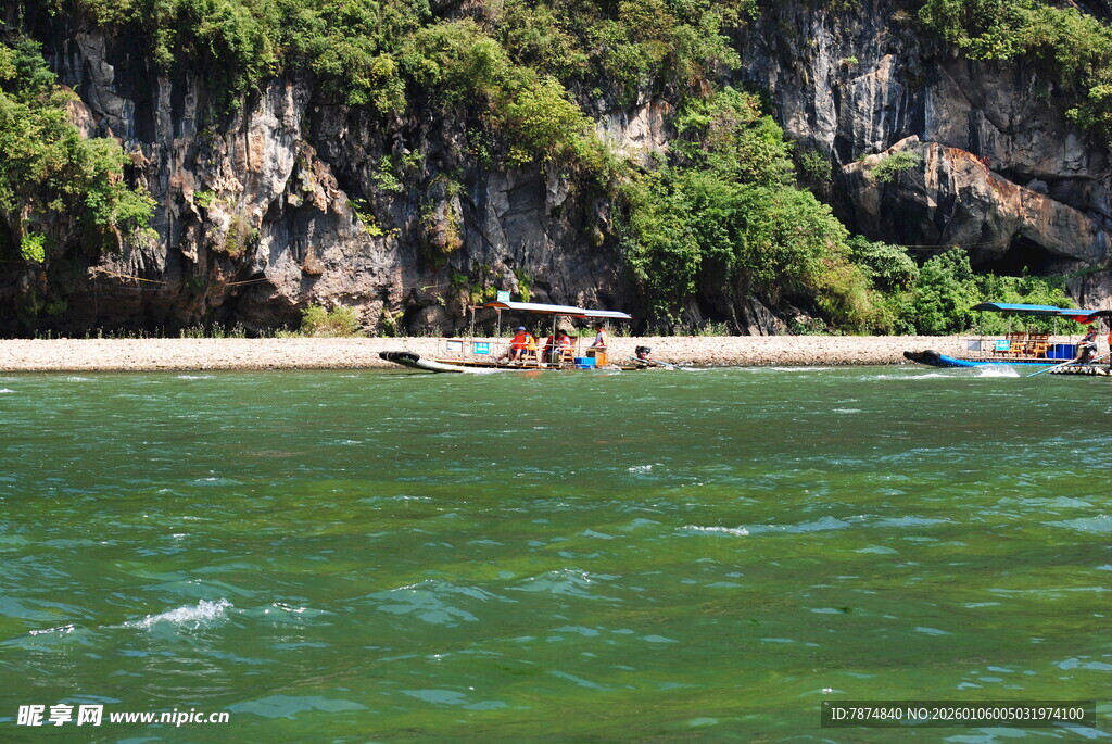 海边峭壁下的多彩船只