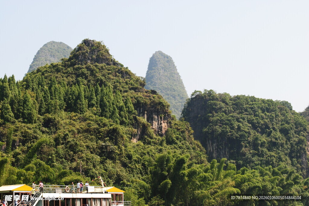 漓江山水间的游船风景