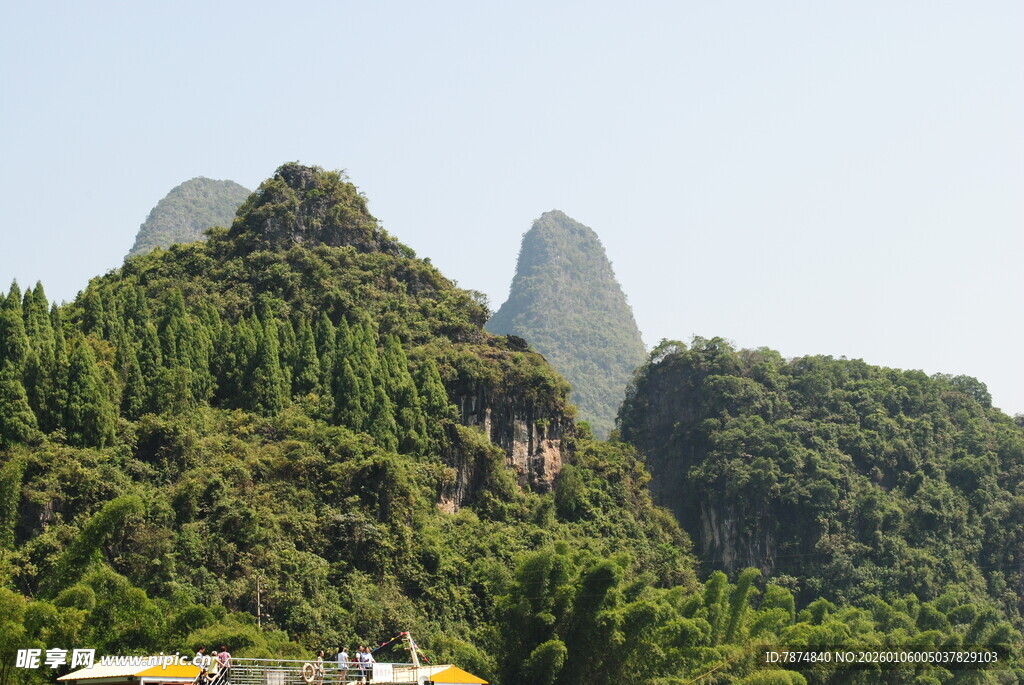 秀丽山峦绿意浓