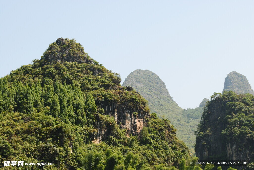 秀丽山峦绿意浓