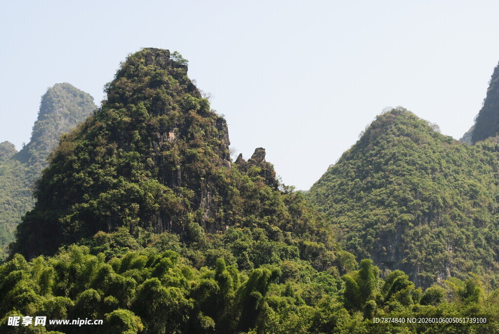 秀丽山峦与葱郁植被