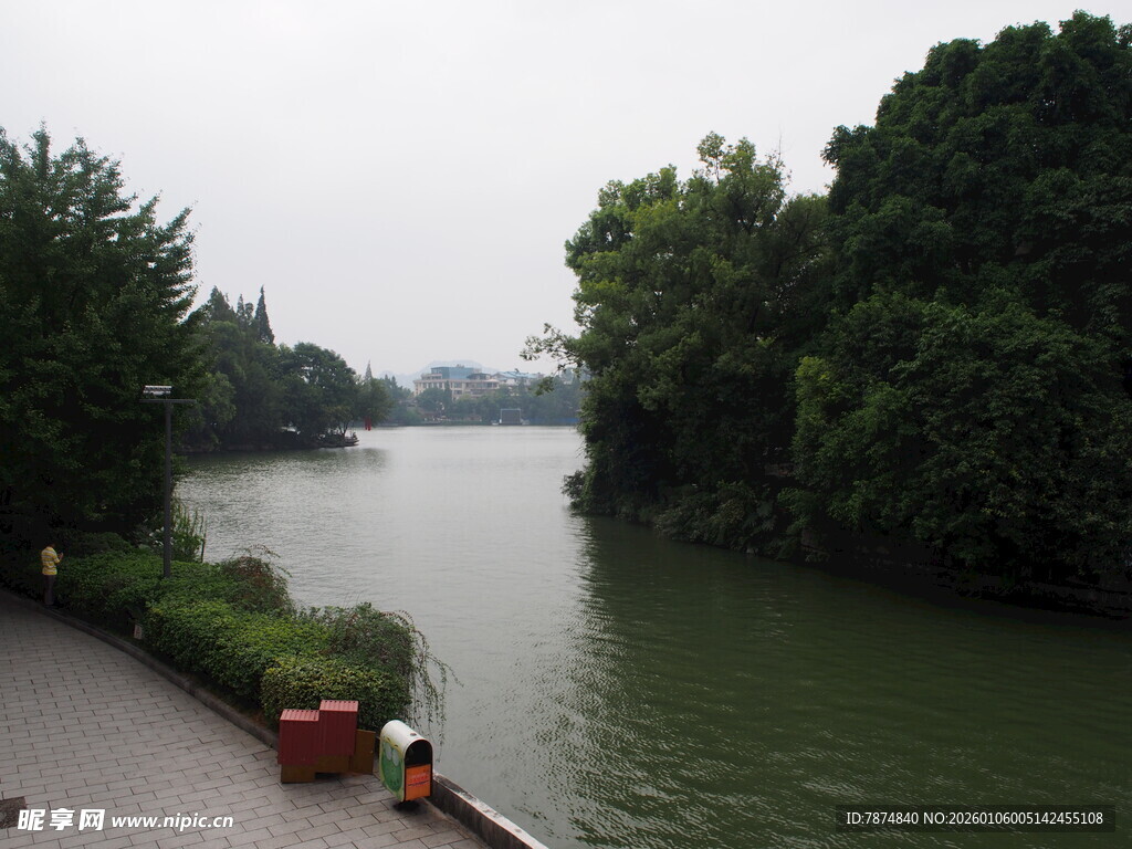 河畔绿树环绕的宁静景象
