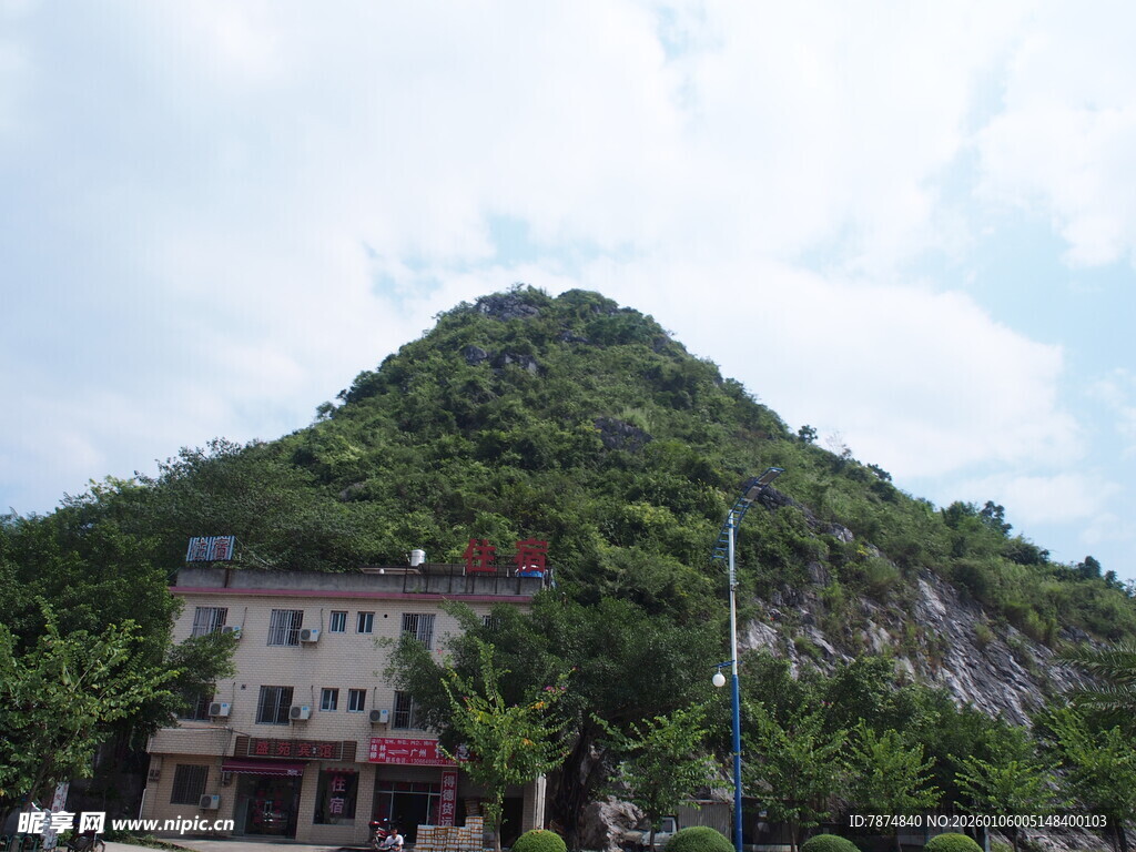 山脚下的建筑景观