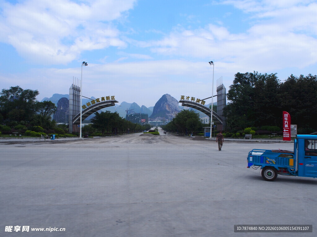 空旷广场与远处山峦