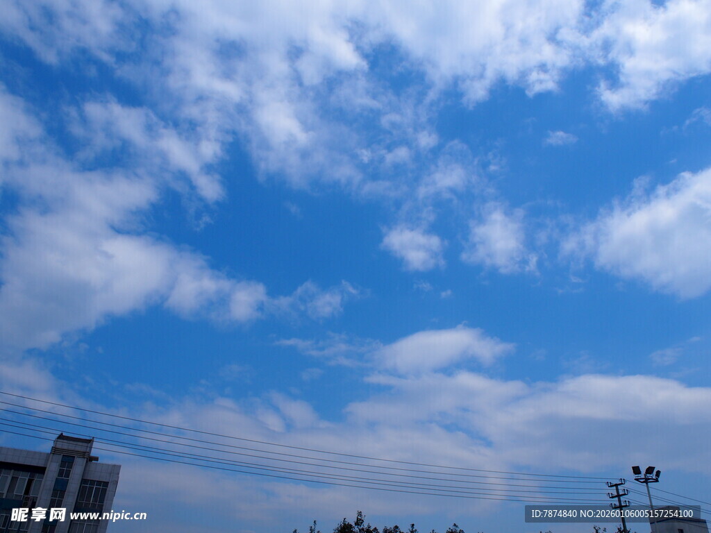 蓝天白云下的城市天际线