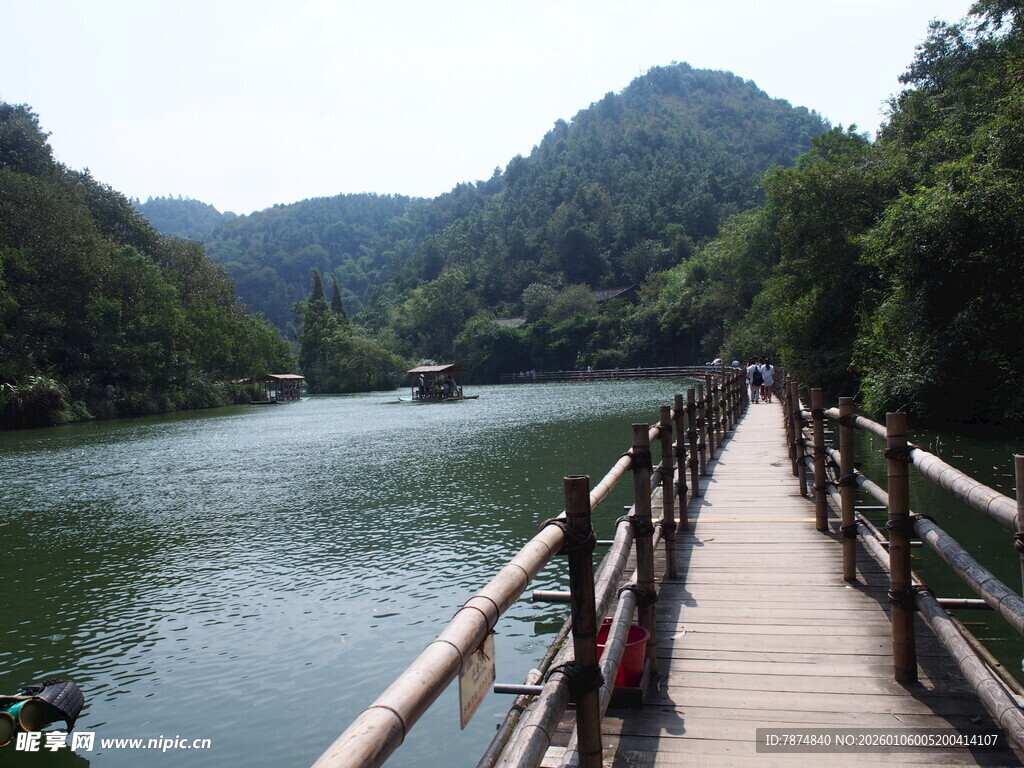 河畔木桥 山水间的悠然步道