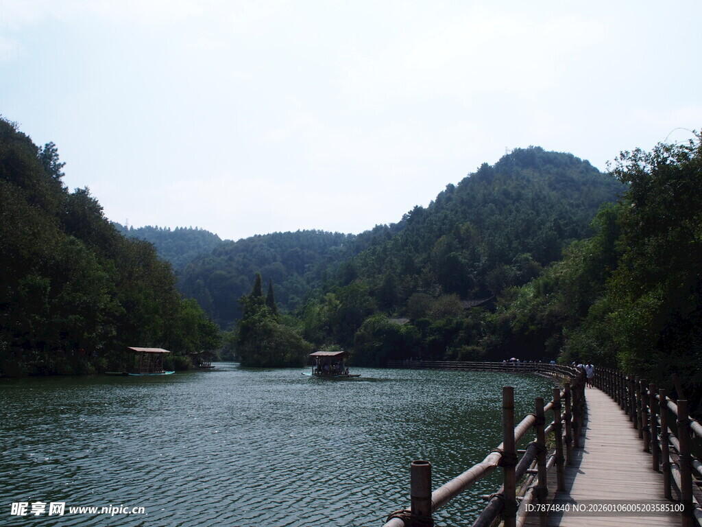 湖畔木栈道 山水好风光