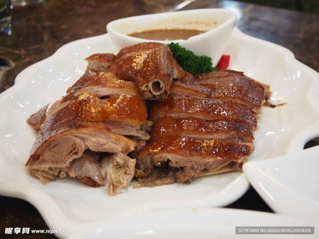 美味烤鸭摆盘精致