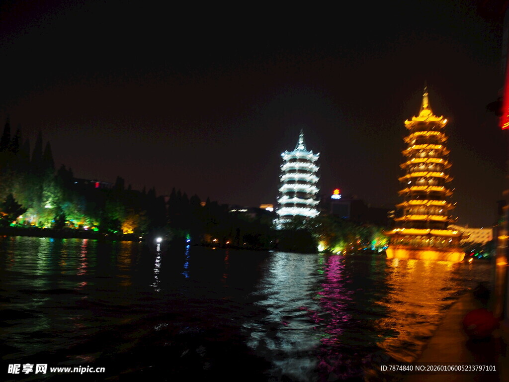 江畔双塔夜景璀璨