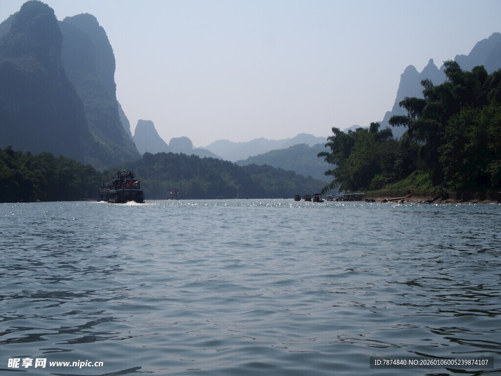 漓江山水间的悠然泛舟