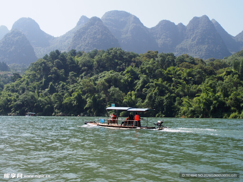 江上小船穿行于青山间