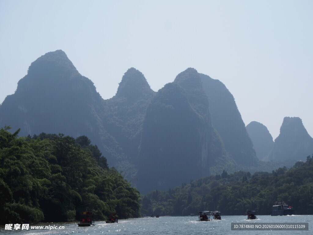 漓江山水间的悠然泛舟景
