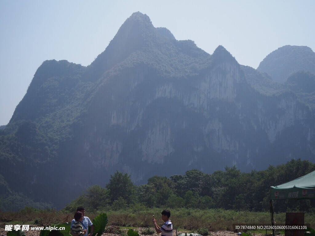 秀丽山峦下的骑行场景
