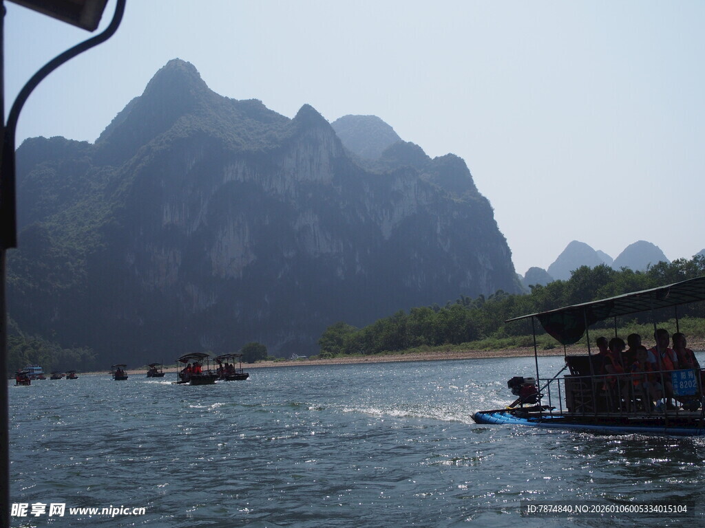 漓江山水间的游船景致