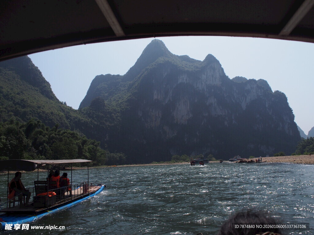 漓江乘船赏山水风光