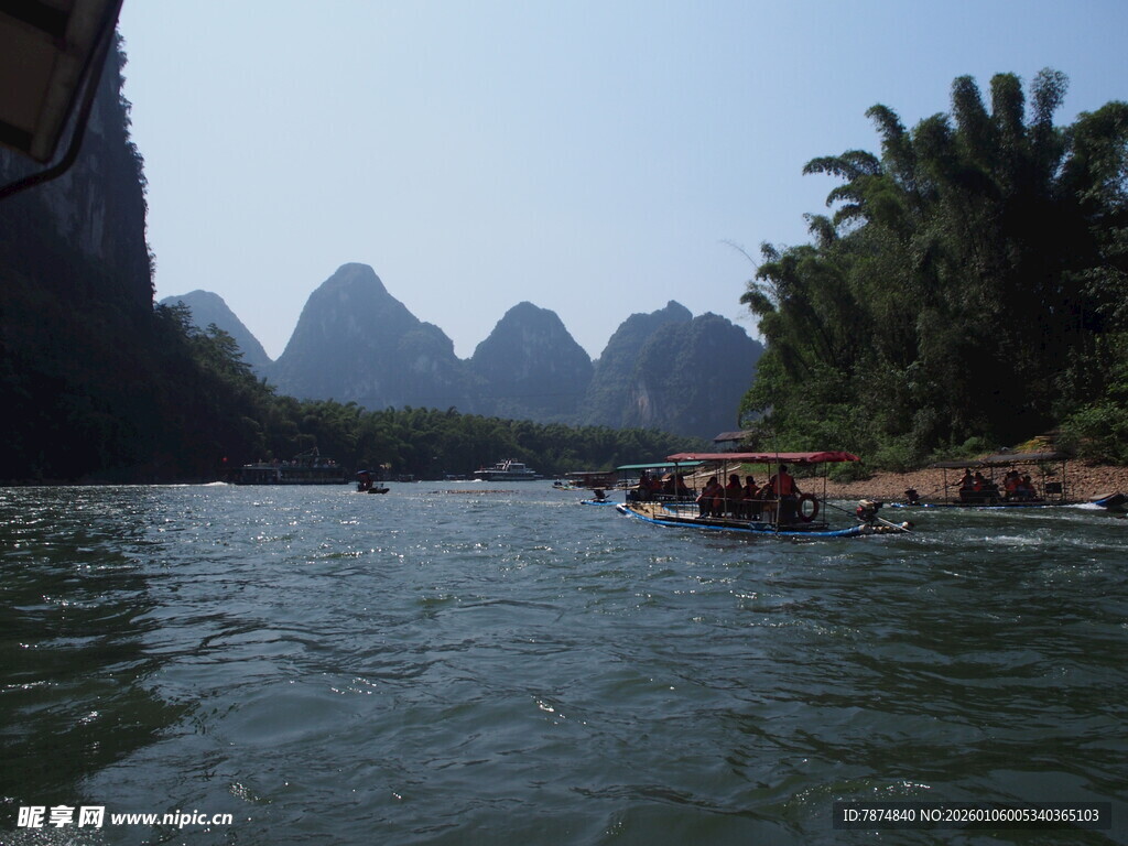 漓江山水间的竹筏漂流