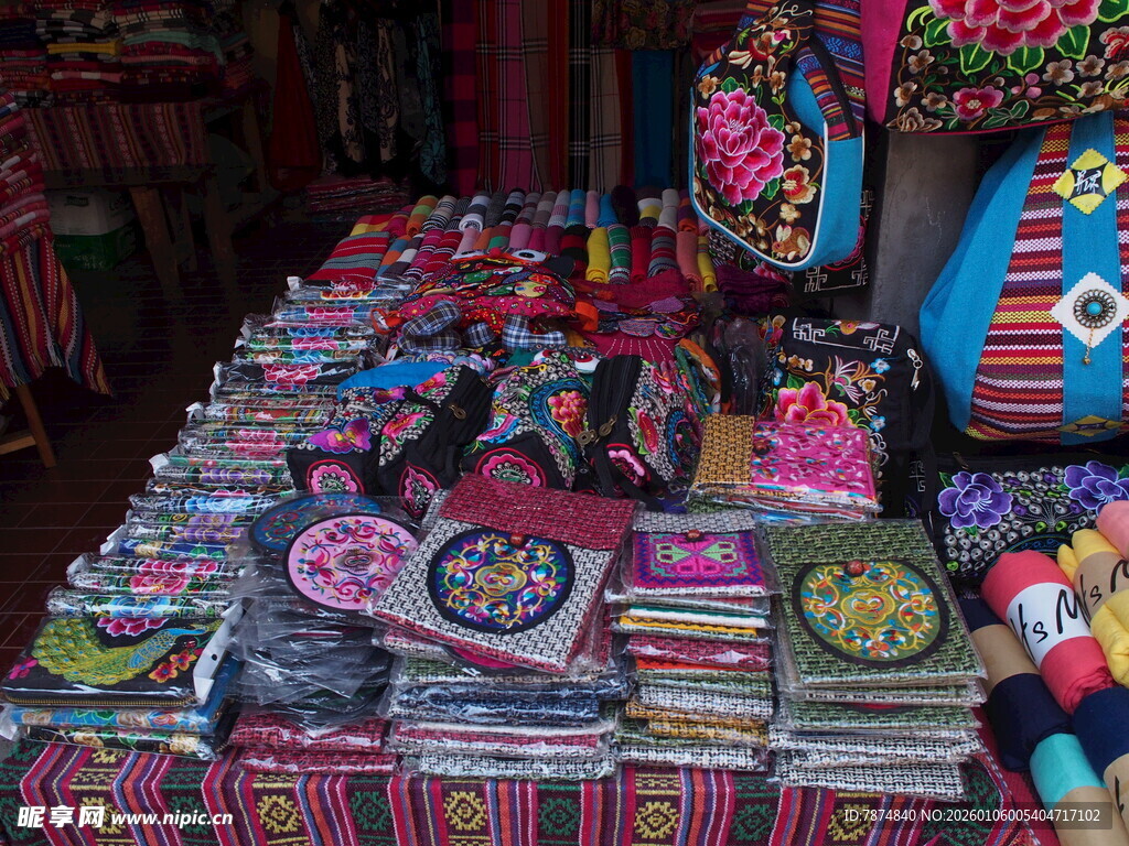 多彩民族风手工艺品展示