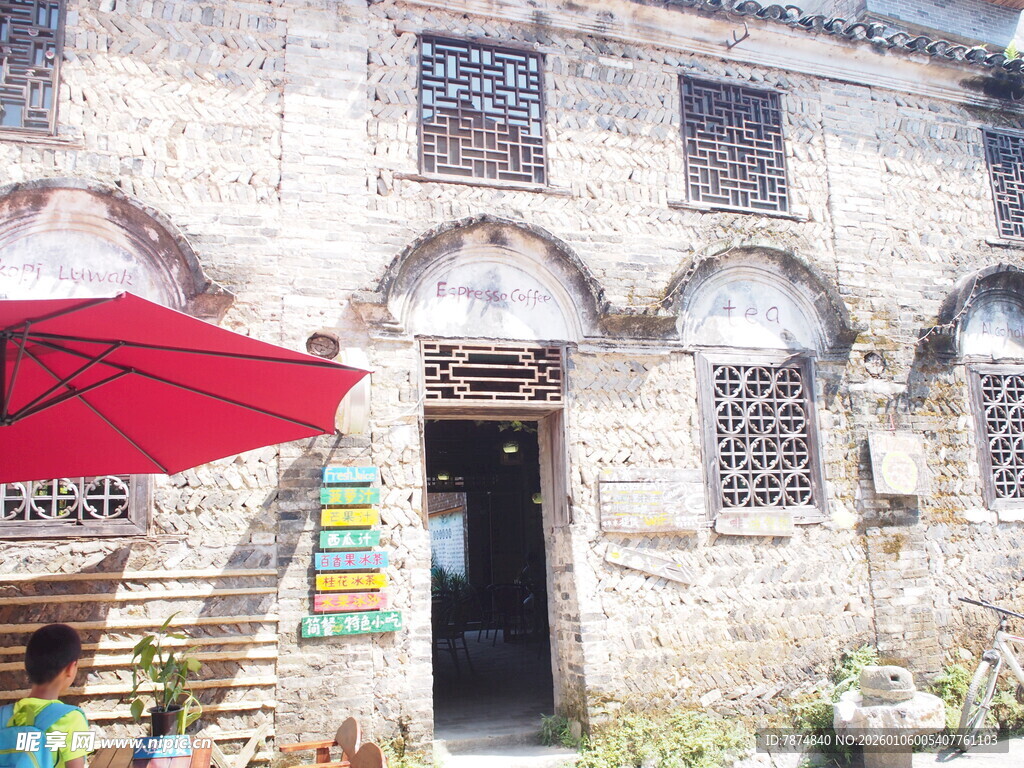 古旧建筑门前的红色遮阳伞