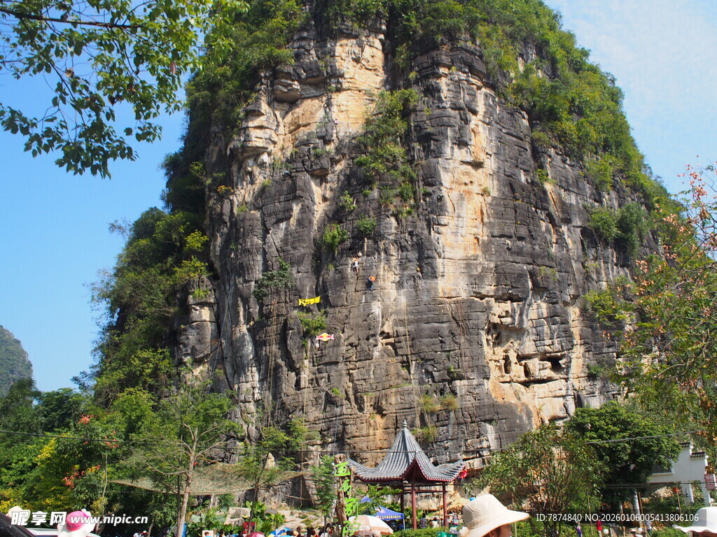 壮观石山景下的热闹场景