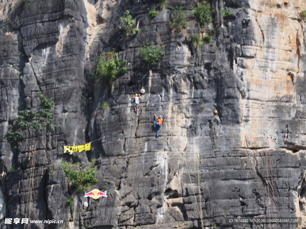 悬崖上的攀岩者