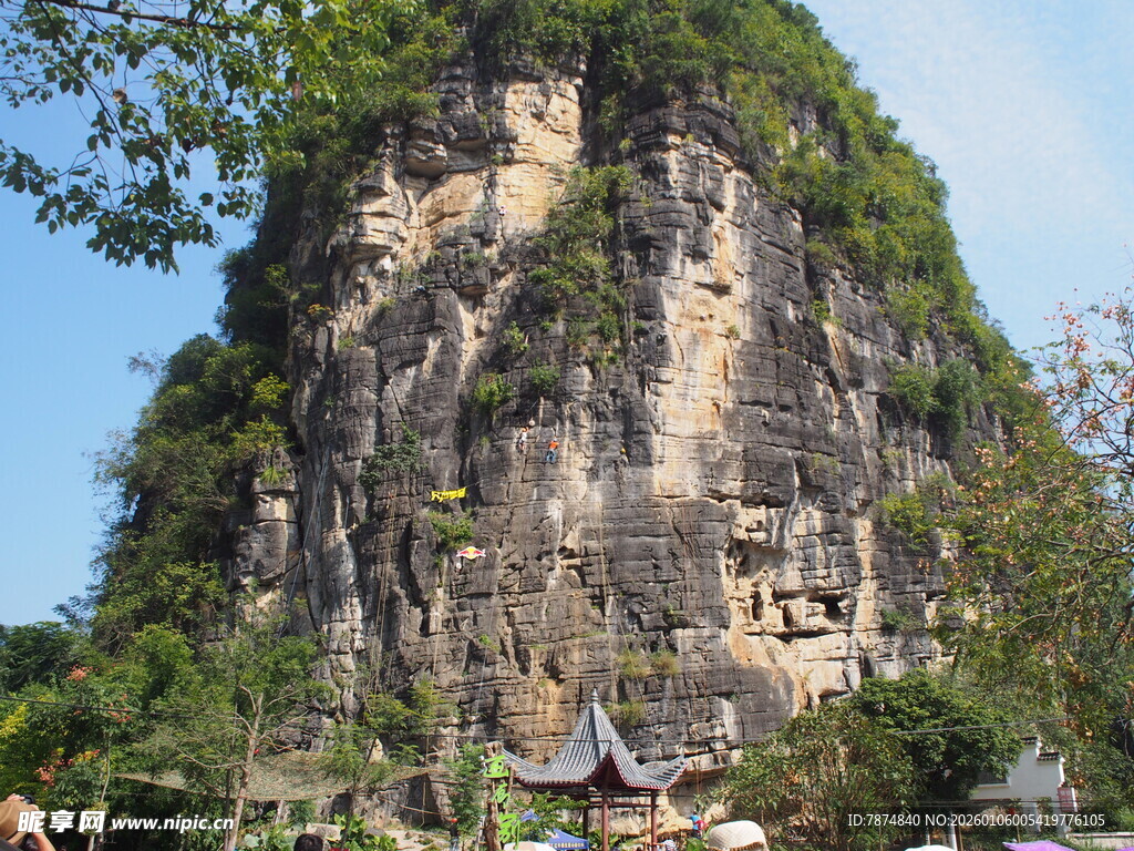 壮观山崖下的村落景观