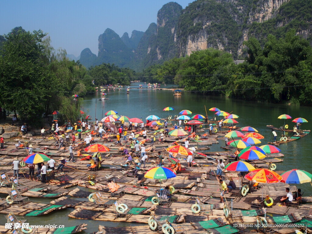 漓江畔热闹的竹筏漂流场景