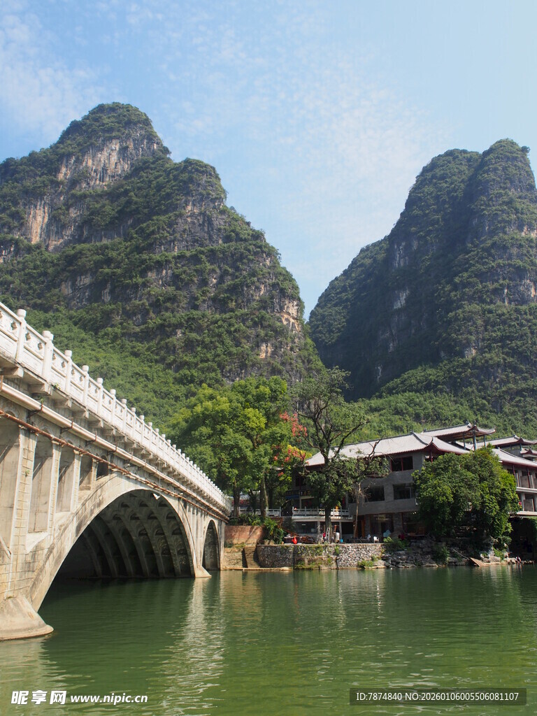 山水间的石桥美景