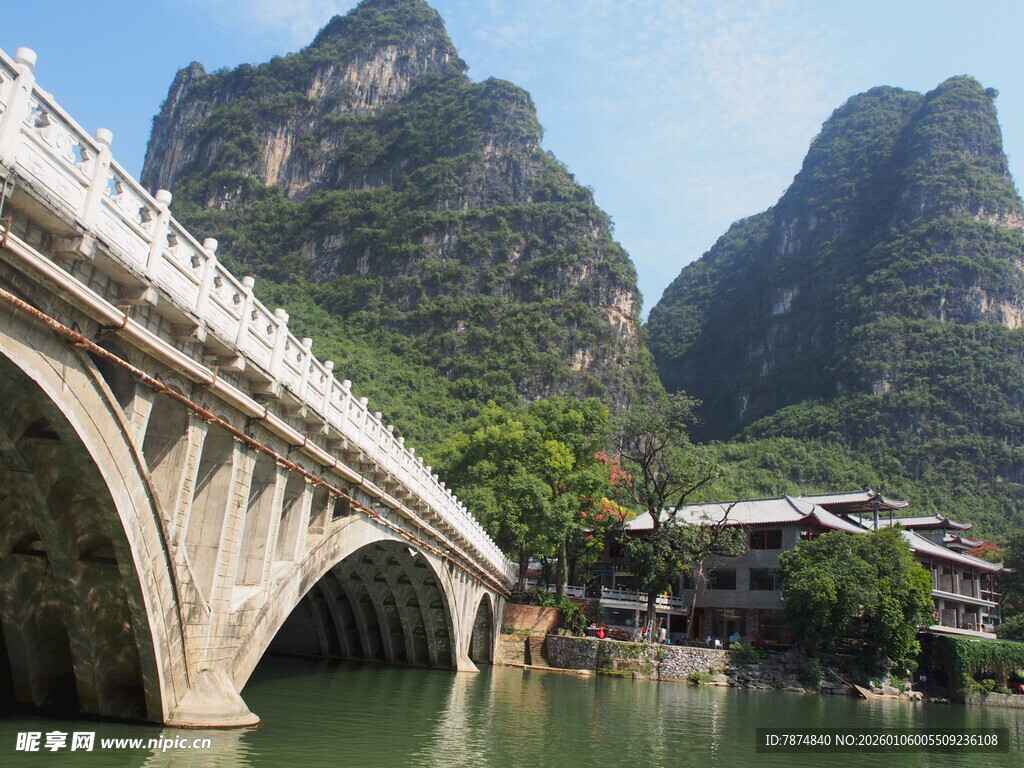山水间的石桥美景