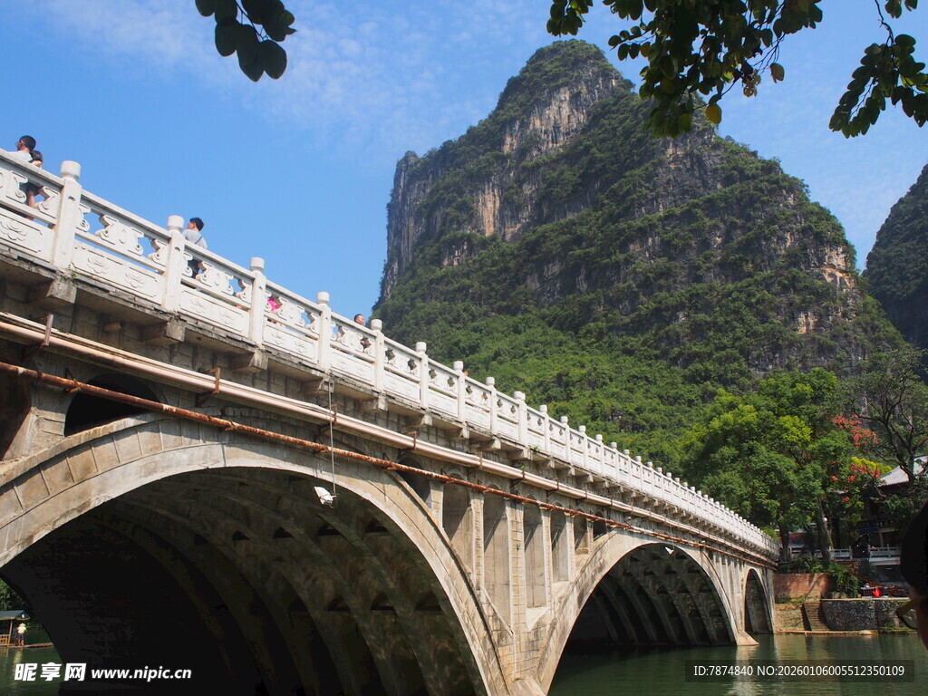 山水间的石拱桥美景