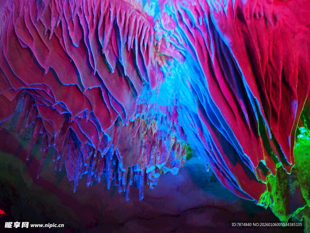 梦幻溶洞景观 色彩斑斓