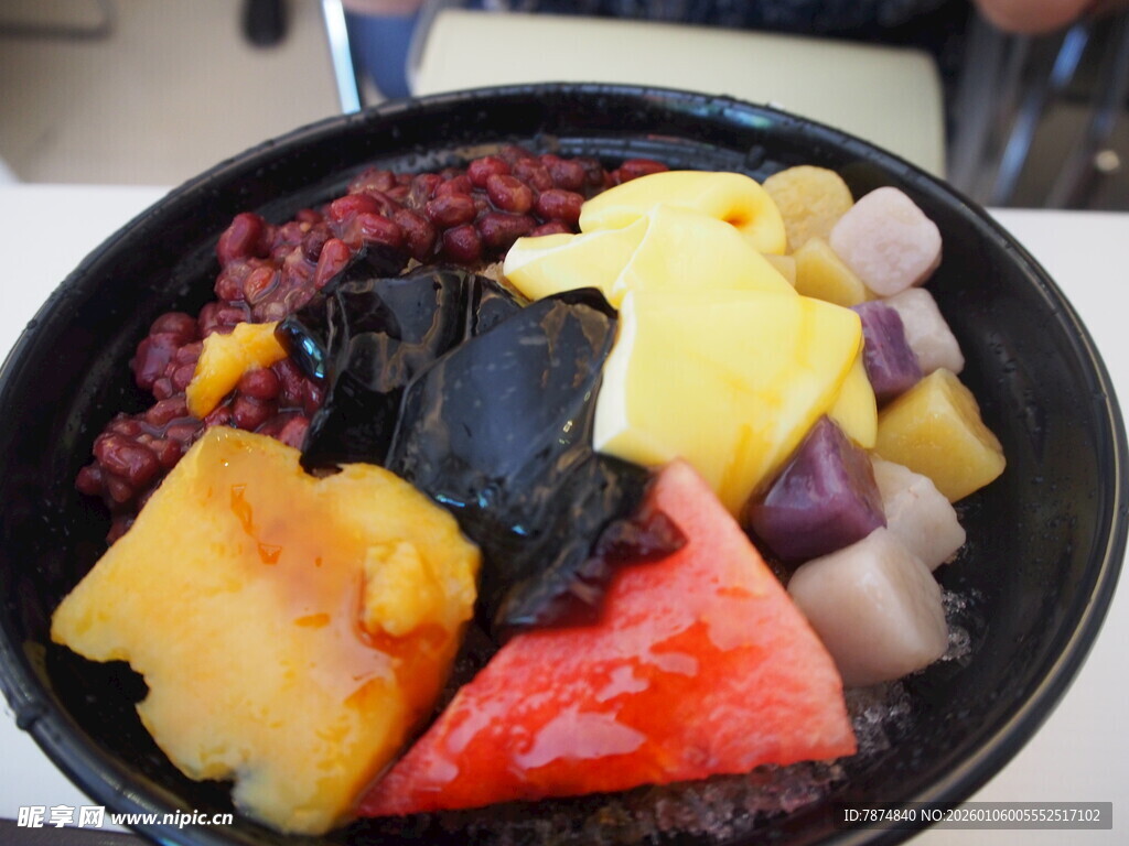 多彩水果芋圆甜品碗