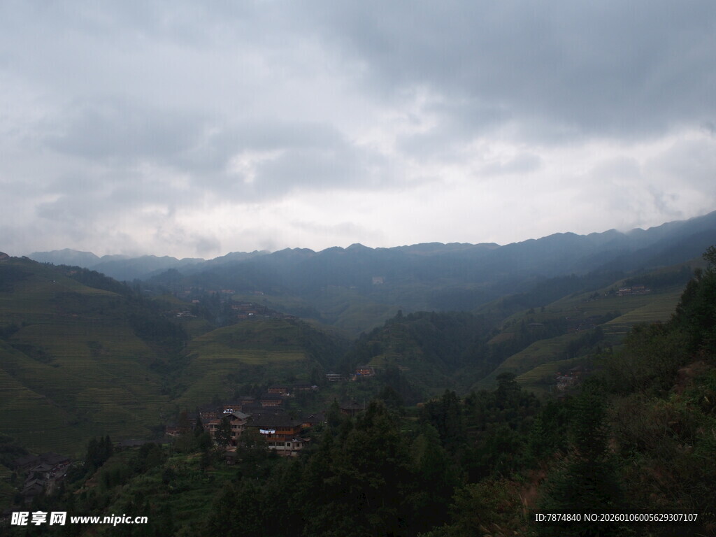 山间云雾缭绕的村落景色