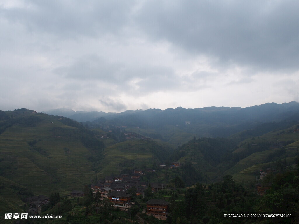 山间村落 云雾缭绕之景