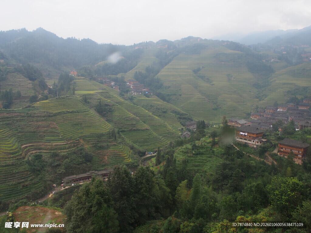 山间村落 绿意盎然的景致